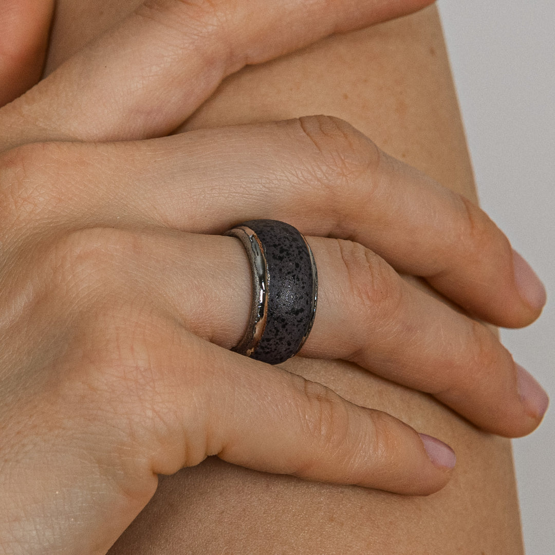 "Virel" Gray Porcelain Ring With Platinum