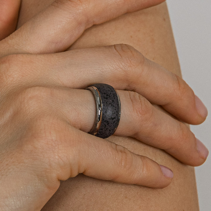 "Virel" Gray Porcelain Ring With Platinum