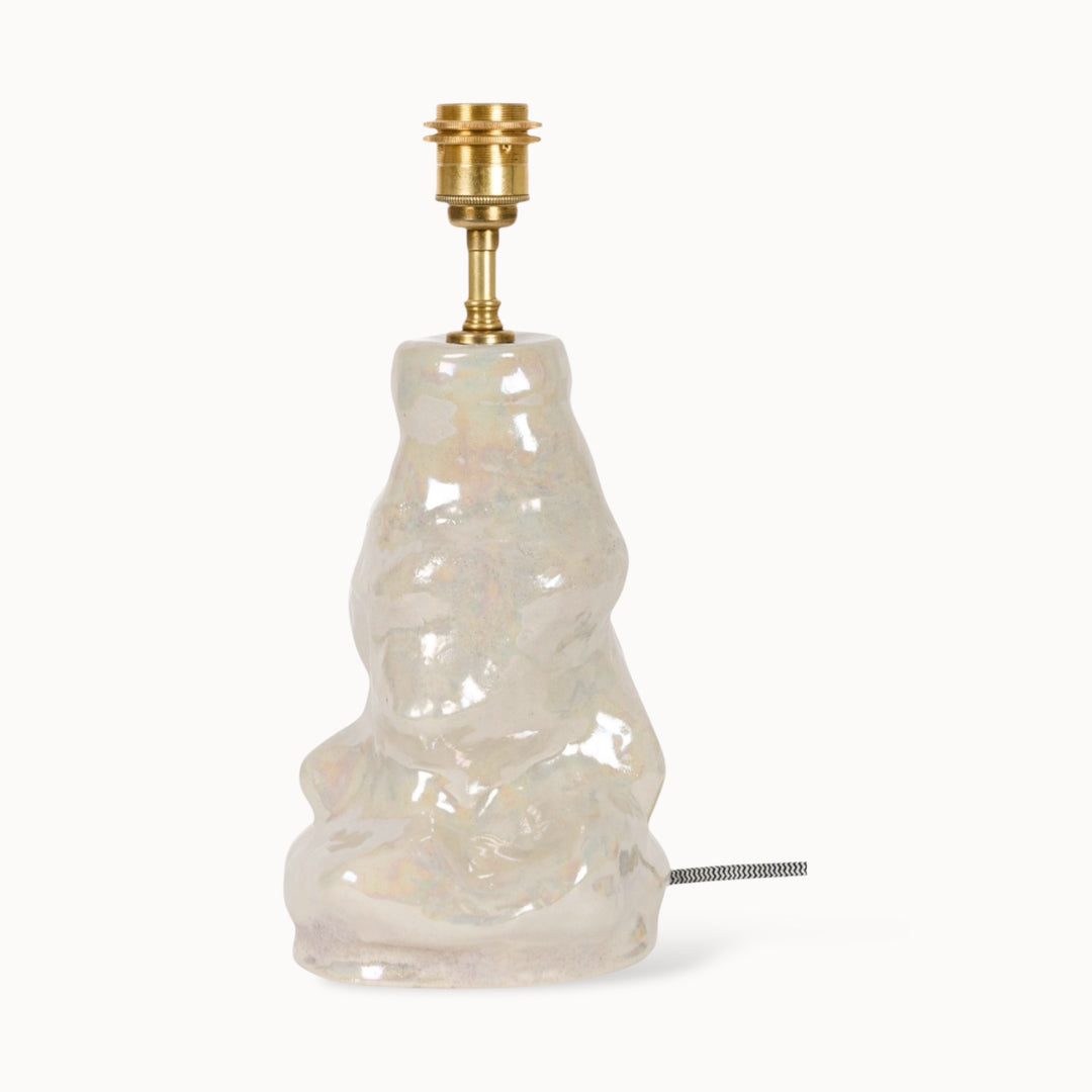 Unique ceramic lamp base with a smooth glossy glaze, handcrafted for artistic and modern interiors.
Unikalus keraminis šviestuvo pagrindas su švelnia blizgia glazūra, rankų darbo kūrinys meniniams ir moderniems interjerams.