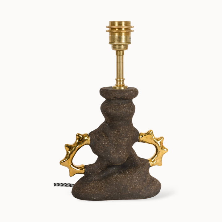 Unique  stoneware lamp base with brass details, designed for artistic interiors.
Unikalus  akmens masės šviestuvo pagrindas su žalvario detalėmis – sukurtas meniškiems interjerams.