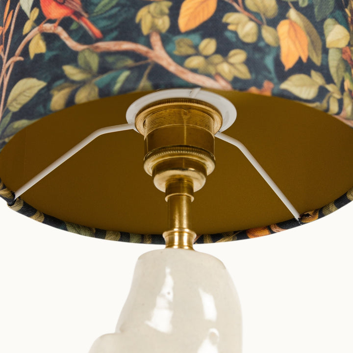 Botanical-patterned lampshade with a deep color palette, adding character to any space.
Botaninio rašto šviestuvo gaubtas su sodria spalvų palete – suteikiantis išskirtinį charakterį bet kokiai erdvei.