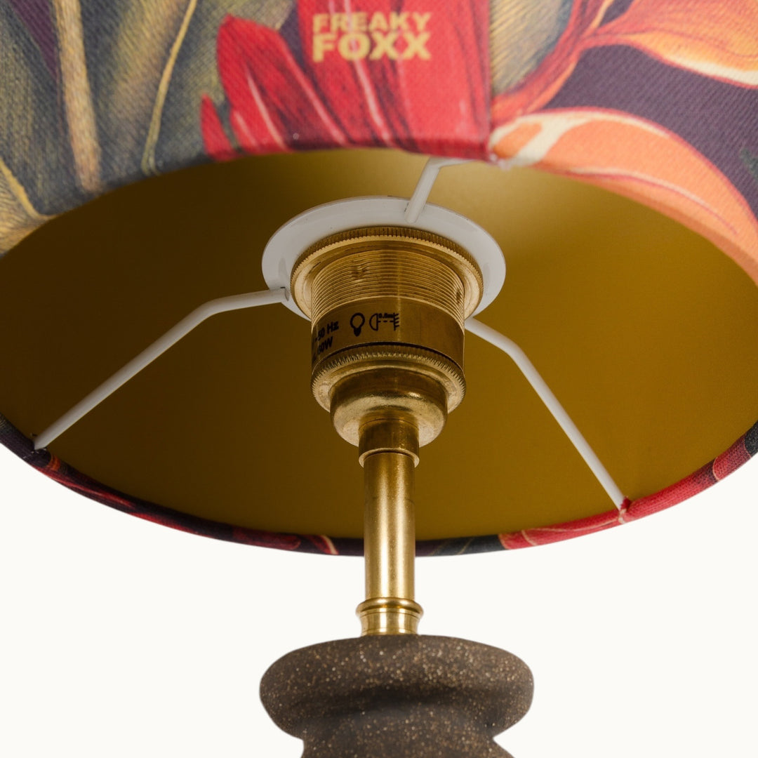 Luxury lampshade interior with a golden lining, enhancing warm light diffusion.
Prabangi šviestuvo gaubto vidinė dalis su auksine danga – sustiprinanti šiltos šviesos sklaidą.