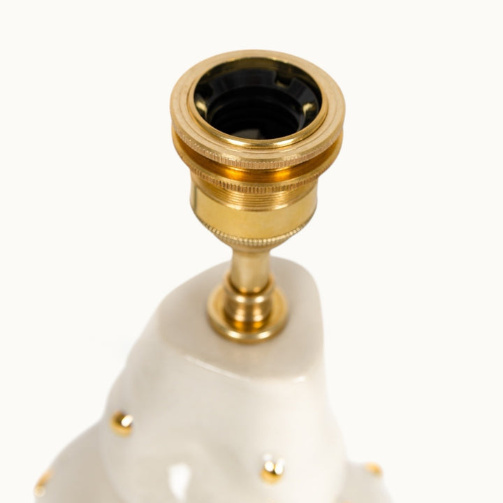 Minimalist ceramic lamp socket with brass fittings, ensuring durability and timeless elegance.
Minimalistinis keraminis šviestuvo lizdas su žalvario detalėmis – užtikrinantis ilgaamžiškumą ir nesenstančią eleganciją.