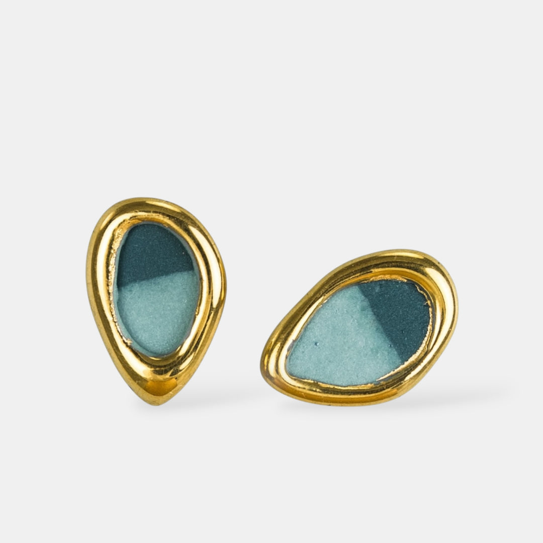 Aukso rėmeliuose įrėminti žalsvai mėlyni porceliano auskarai iš freakyfoxx baltame fone