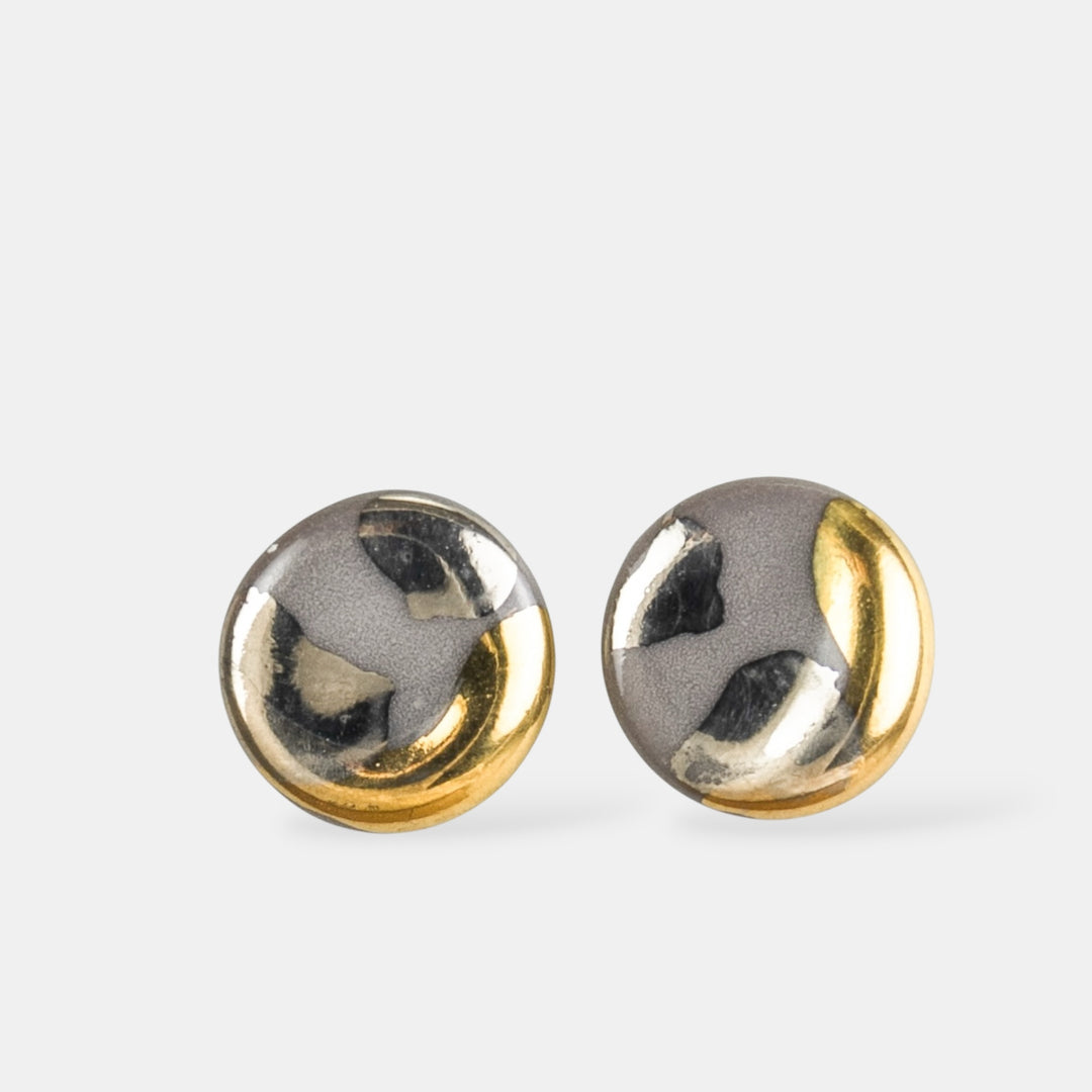 Apvalių auskarų pora su aukso ir sidabro apdaila baltame fone