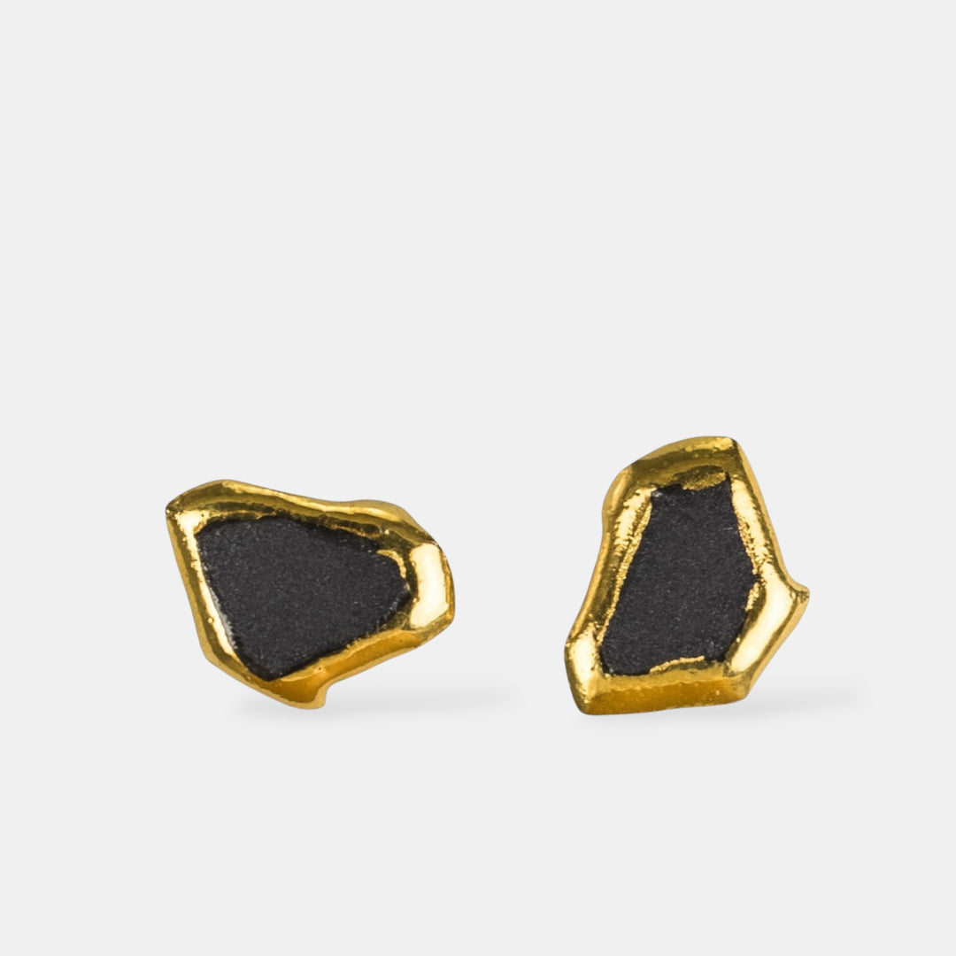 Auksiniai ir juodi geometriniai auskarai iš freakyfoxx baltame fone