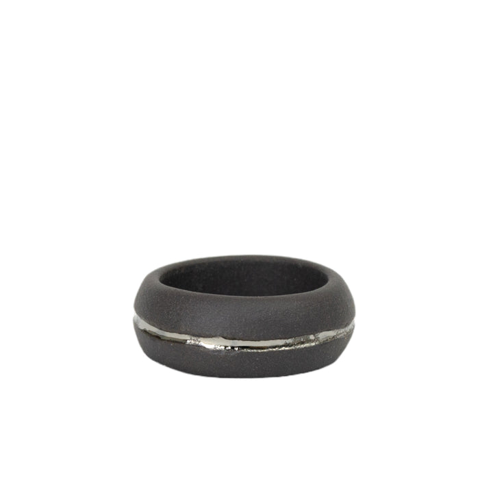 „Colby“ juodas porcelianinis žiedas su platina