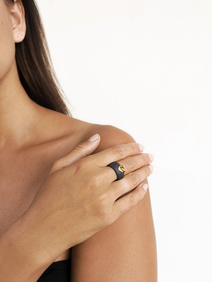 "Camila" juodo Porceliano žiedas su auksu