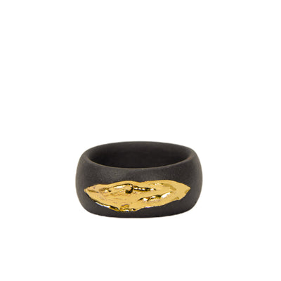 "Muna" black porcelain ring plated with gold by freakyfoxx algina midvere / "Muna" juodo porceliano žiedas dengtas aukso liustra pagal freakyfoxx Algina studija vilniuje