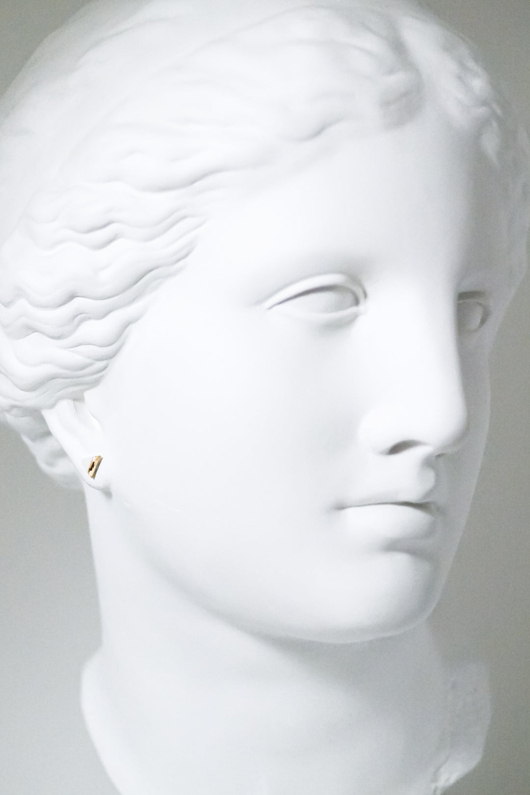 Balti auskarai, White porcelain earrings with gold, triangle earrings, ceramic earrings, handmade earrings, porceliano auskarai, keramikiniai auskrai, rankų darbo auskarai