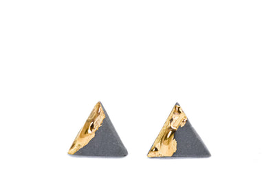 Gray porcelain earrings with gold, triangle earrings, ceramic earrings, handmade earrings, porceliano auskarai, keramikiniai auskrai, rankų darbo auskarai