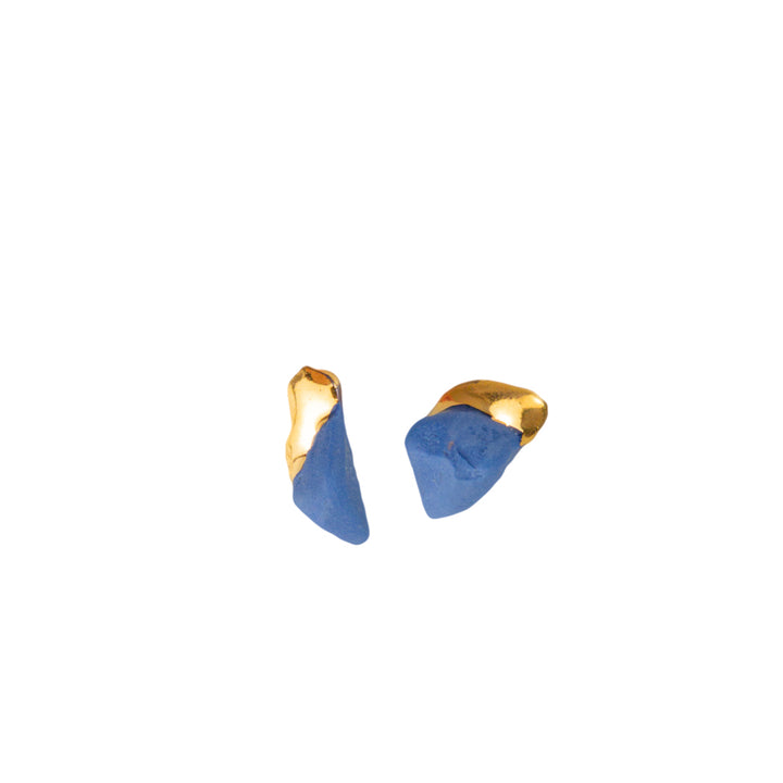 Maži mėlyni auskarai su auksu. Maži mėlyni porceliano auskarai su auksu.