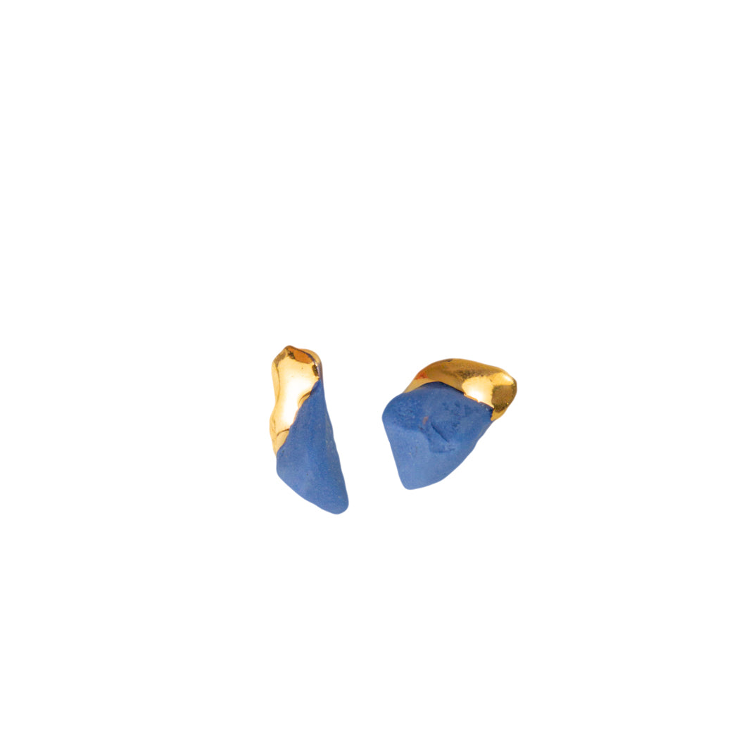 Small blue stud earrings with gold. Maži mėlyni porceliano auskarai su auksu.