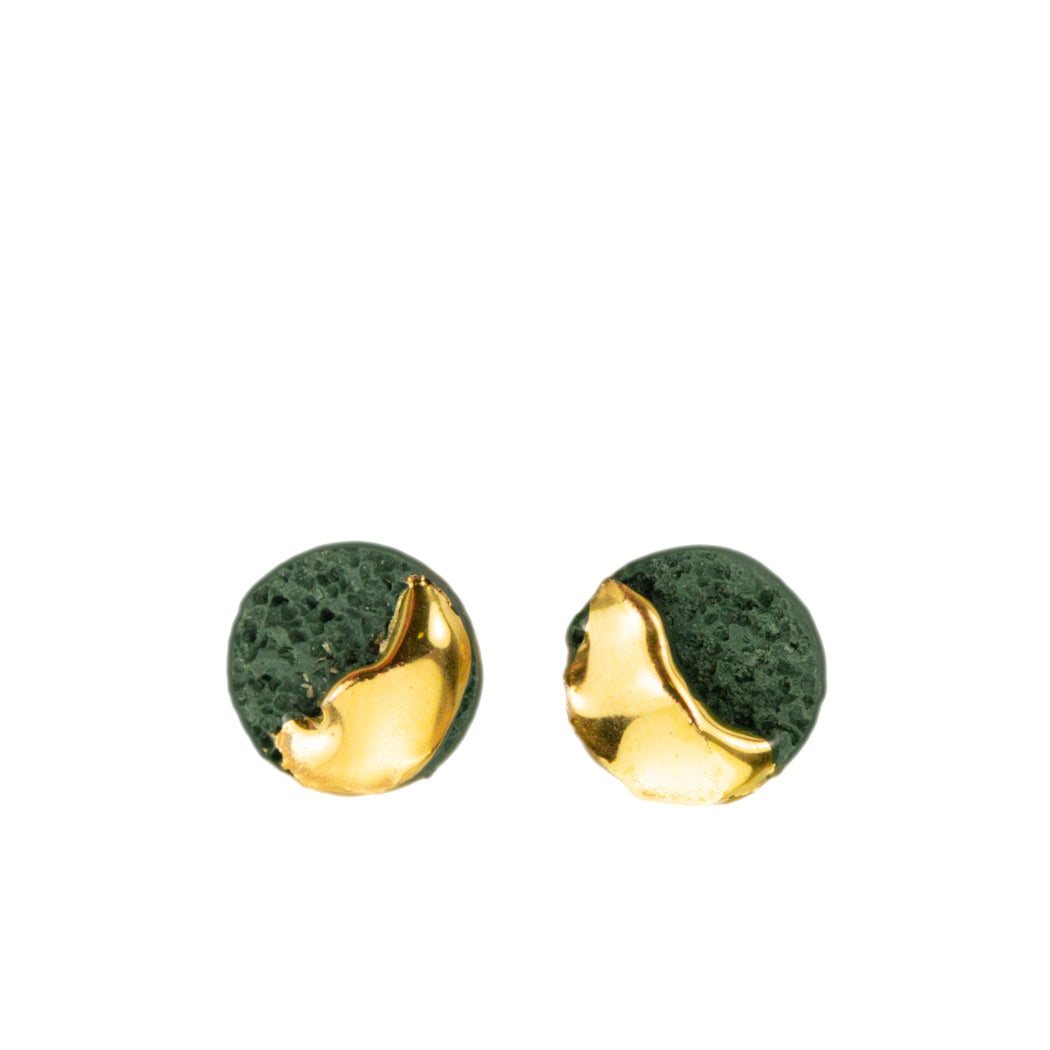 "Ginny" apvalūs žalio porceliano auskarai dengti aukso liustra pagal freakyfoxx Algina studija vilniuje / "Ginny" round stud khaki Porcelain earrings plated with gold by freakyfoxx algina midvere