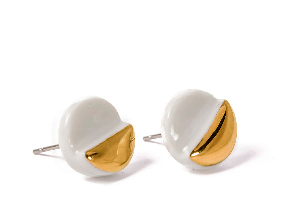 white Round porcelain earring with gold. Balti porceliano auskarai su auksu