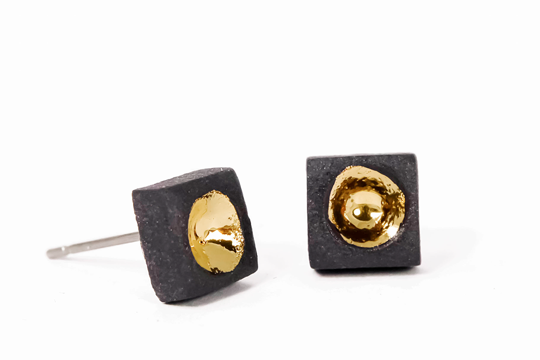 Black Square Ceramic Earrings With Gold, juodi kvadratiniai keramikiniai auskarai su auksu