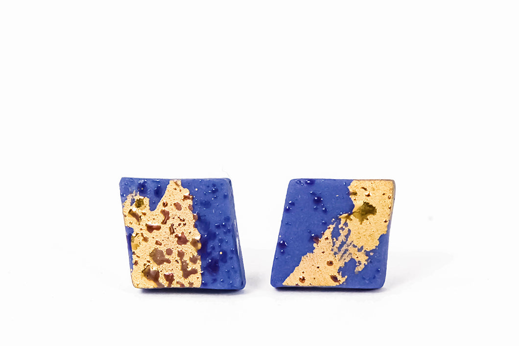 Rombo formos mėlyno porceliano auskarai su auksu