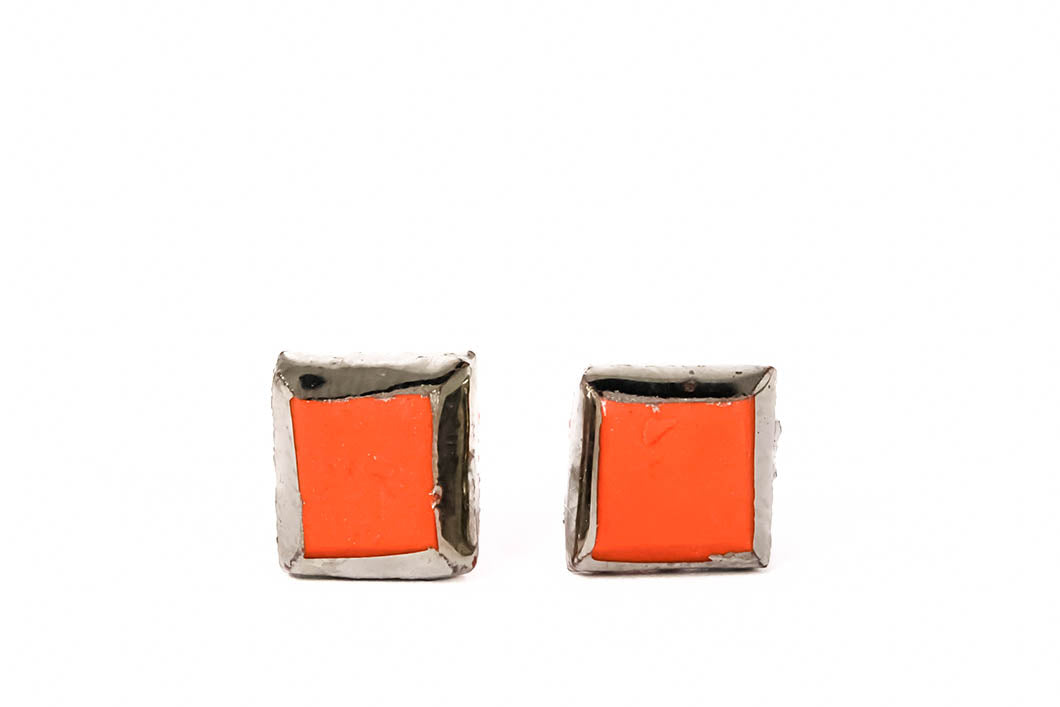 Square Coral Red Porcelain Stud Earrings With Platinum Around. Kvadratiniai raudoni auskarai pagaminti iš porceliano padengti sidarbu.