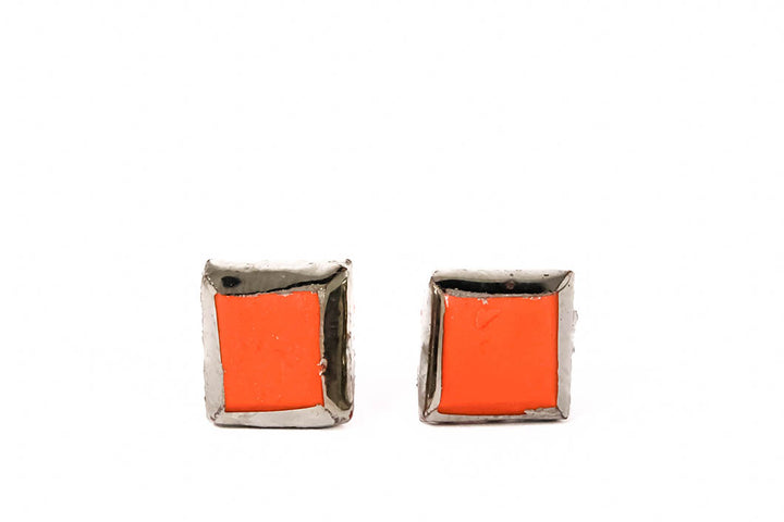 Square Coral Red Porcelain Stud Earrings With Platinum Around. Kvadratiniai raudoni auskarai pagaminti iš porceliano padengti sidarbu.