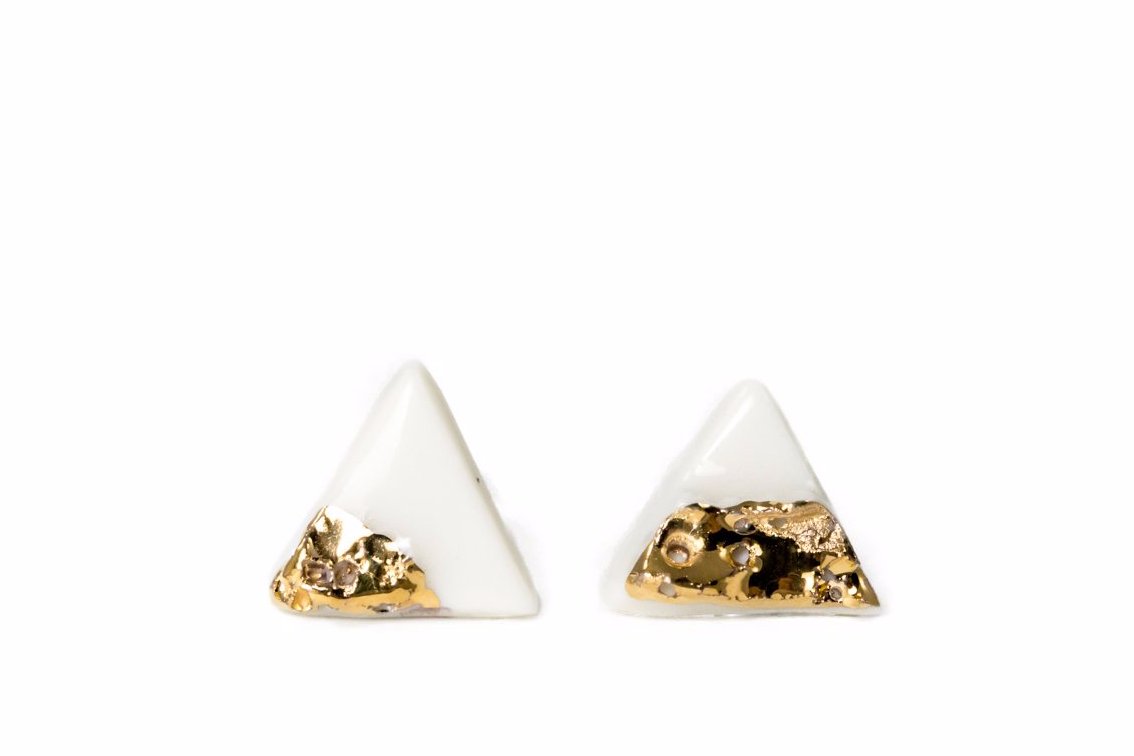 Triangle White Porcelain Earrings With Gold, porcelain jewelry, white earrings, balti auskarai, auskarai iš keramikos, keramikiniai auskarai, porceliano papuošalai, auskarai iš porceliano, rankų darbo papuošalai, juvelyrika Vilniuje, papuošalai iš porceliano